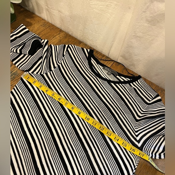 🖤 89TH & MADISON – Black & White Striped Asymmetrical Knit Top – Size m - Picture 6 of 7